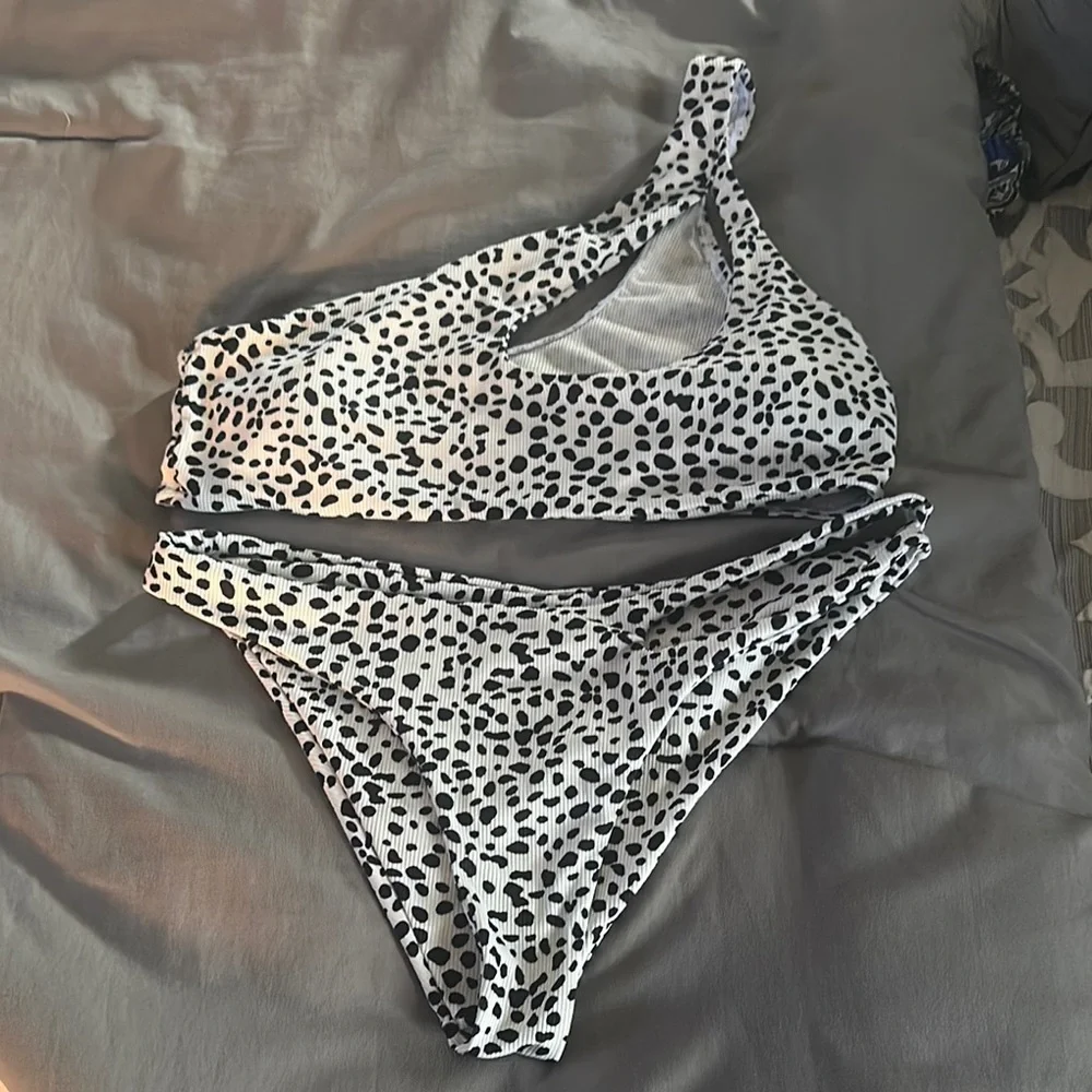 One-Shoulder Black and White Bikini Set - Picture 1 of 2